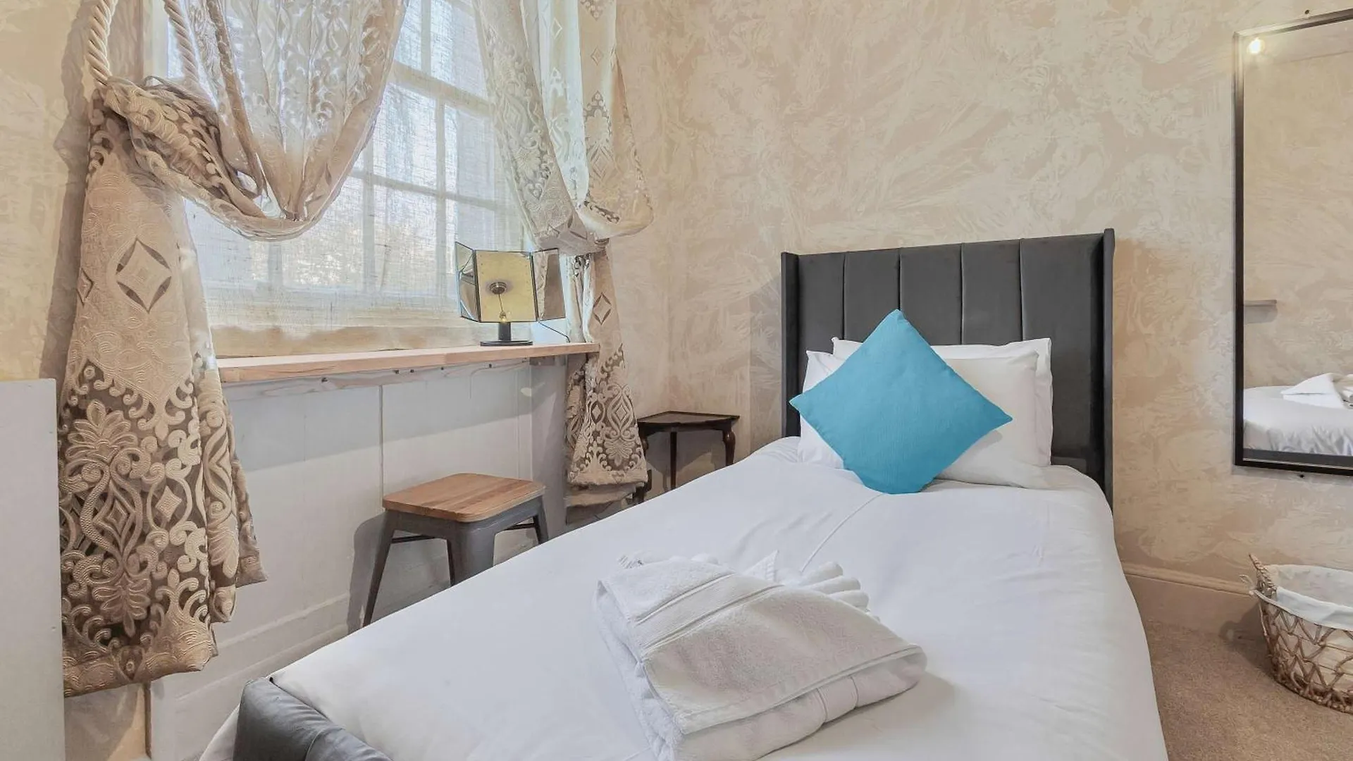 Quirky & Wonky Inn - 4 Bd Brighton