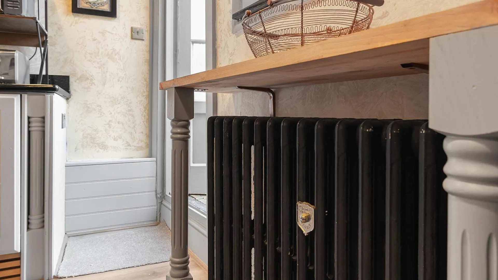 Quirky & Wonky Inn - 4 Bd Hove