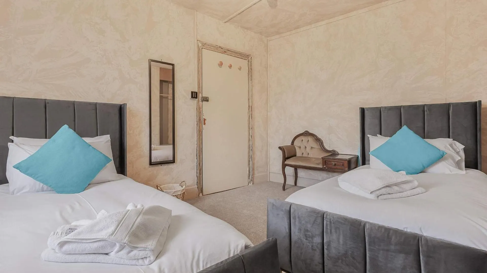 Quirky & Wonky Inn - 4 Bd Brighton