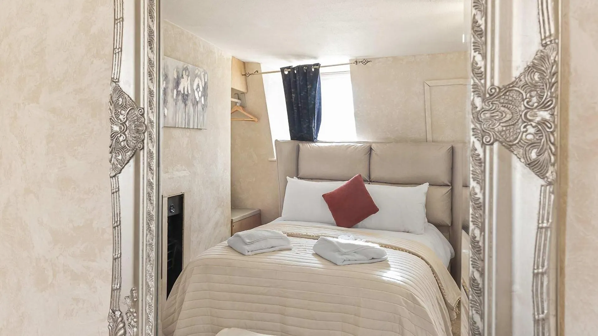 Quirky & Wonky Inn - 4 Bd Brighton